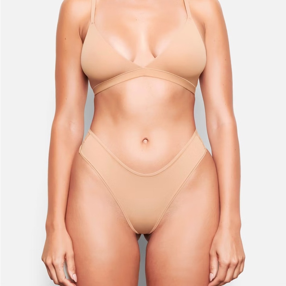 FITS EVERYBODY TRIANGLE BRALETTE